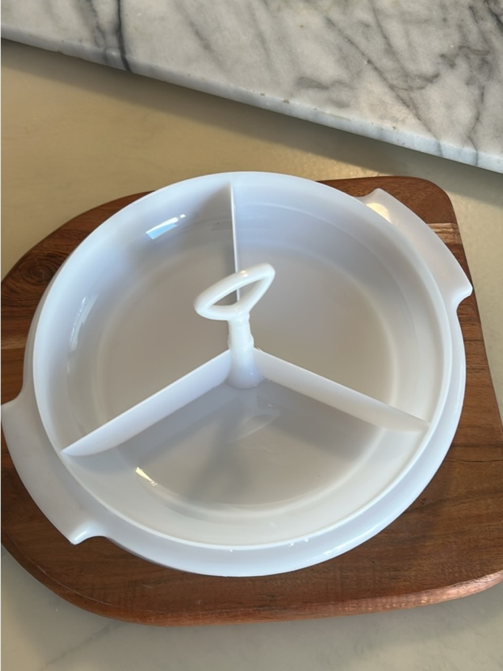 Tupperware Divided  Suzette with detachable Center Handle & clear lid Small 8.5”